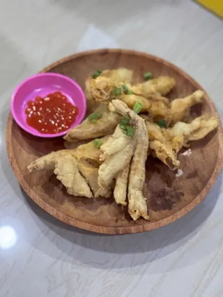 Jamur Krispi dengan saus di piring kayu