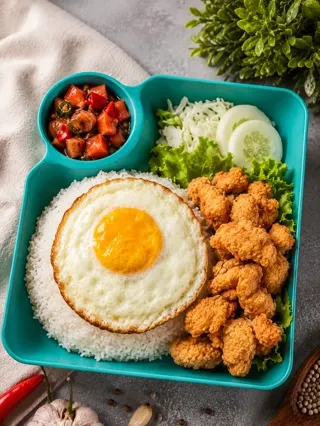 Rice Bowl Semangat dengan telur mata sapi dan popcorn ayam