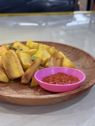 Ubi Jai goreng dengan saus di piring kayu